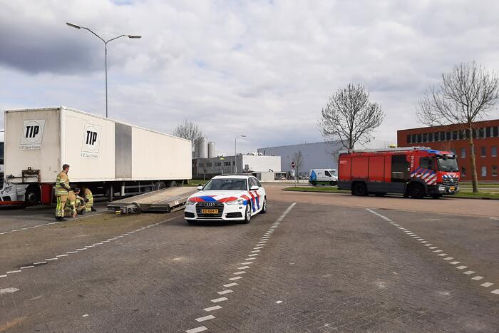 Oplegger van vrachtwagen afgesleept