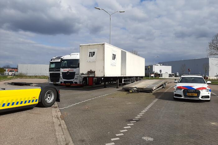 Oplegger van vrachtwagen afgesleept