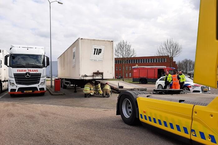 Oplegger van vrachtwagen afgesleept