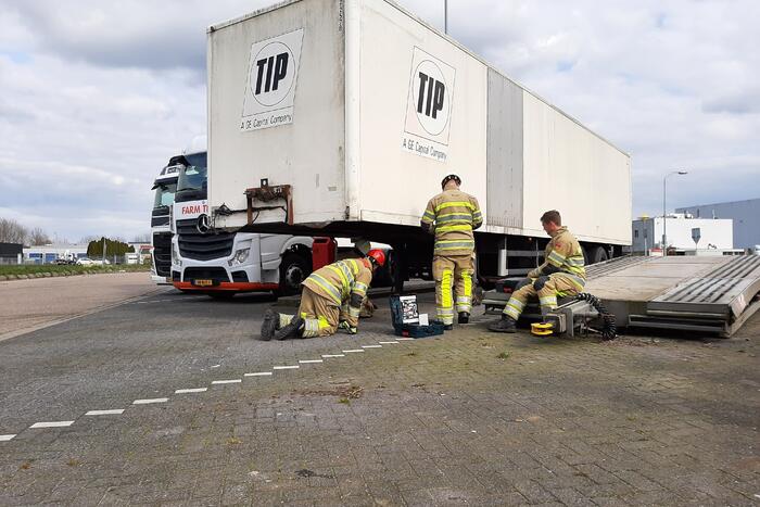 Oplegger van vrachtwagen afgesleept