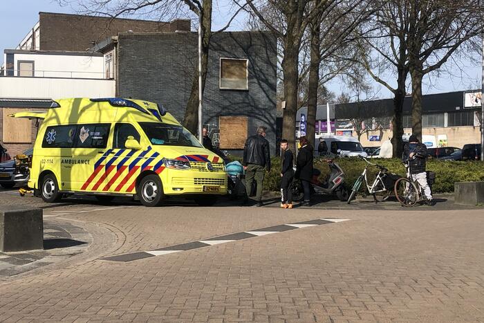 Scooterrijder gaat onderuit en raakt gewond