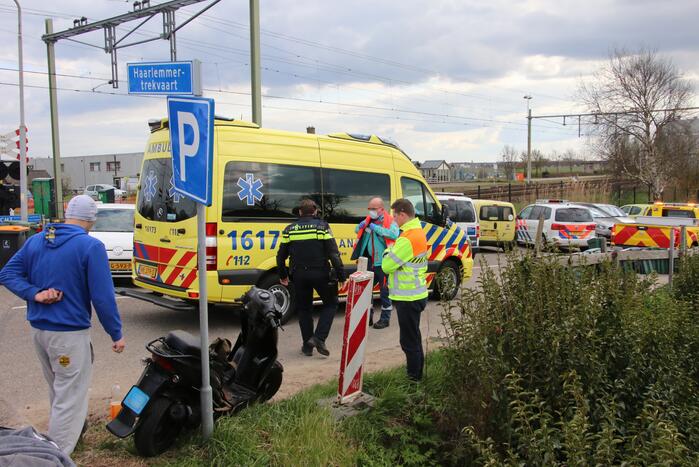 Scooterrijder gewond bij botsing met afslaande auto