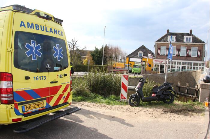 Scooterrijder gewond bij botsing met afslaande auto