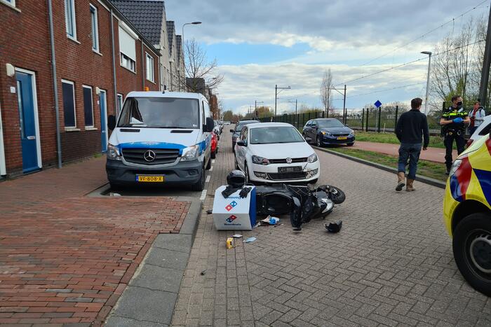 Botsing tussen maaltijdbezorger en personenauto