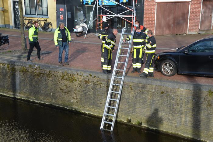 Brandweer doet reddingsactie voor kat in riool