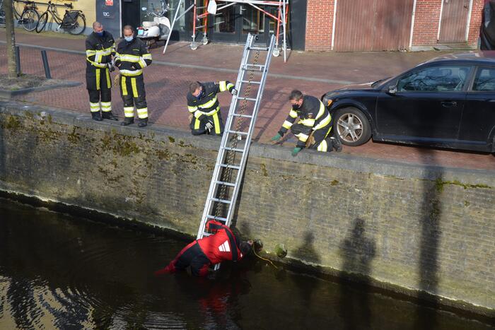 Brandweer doet reddingsactie voor kat in riool