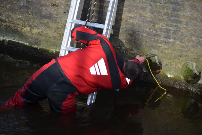 Brandweer doet reddingsactie voor kat in riool