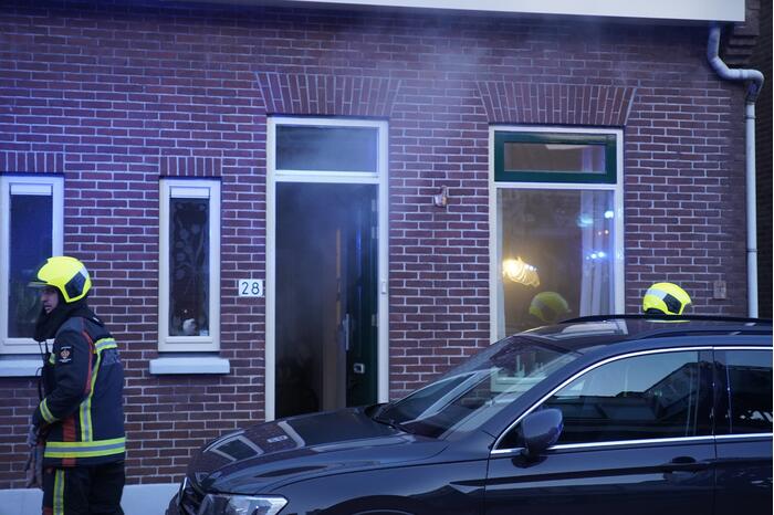 Slapende bewoner uit woning vol met rook gered