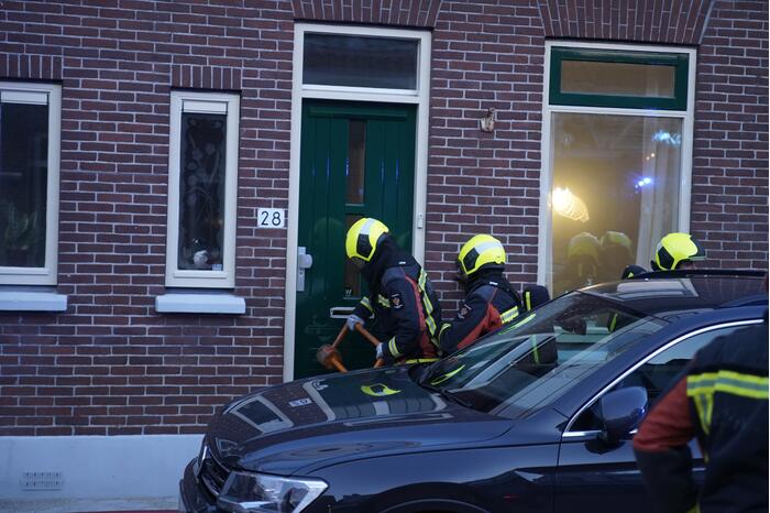 Slapende bewoner uit woning vol met rook gered