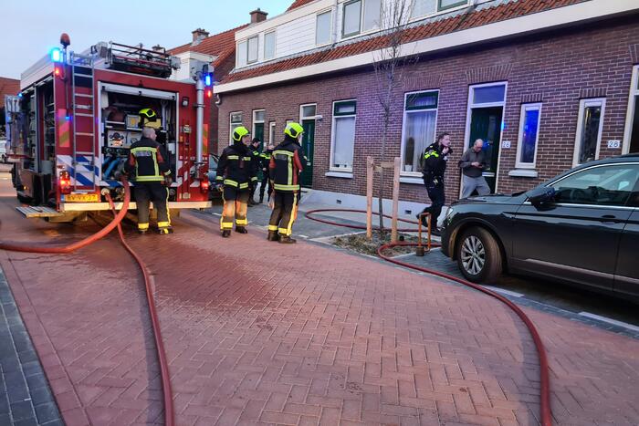 Slapende bewoner uit woning vol met rook gered