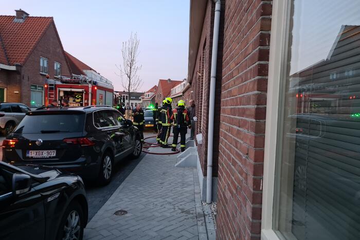 Slapende bewoner uit woning vol met rook gered