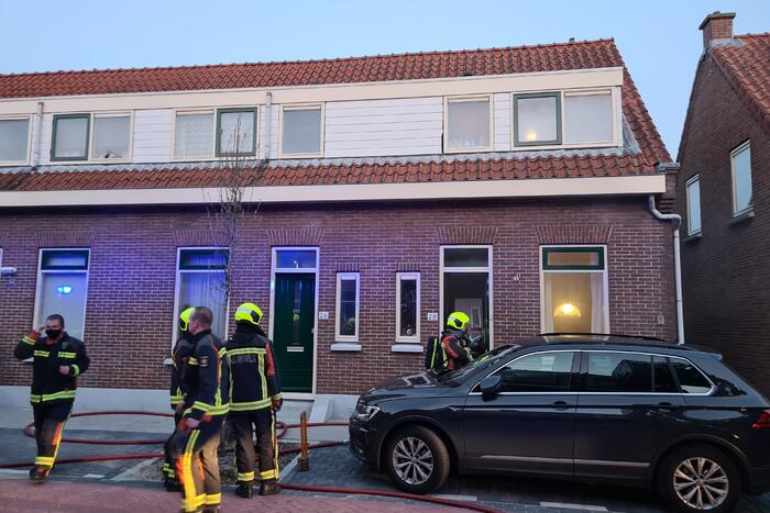 Slapende bewoner uit woning vol met rook gered