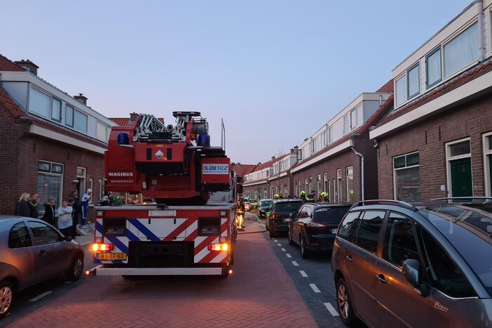 Slapende bewoner uit woning vol met rook gered