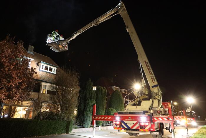 Veel rook door schoorsteenbrand