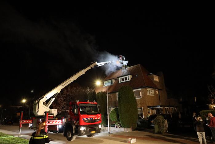 Veel rook door schoorsteenbrand
