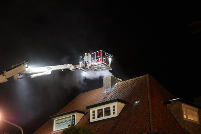 Veel rook door schoorsteenbrand