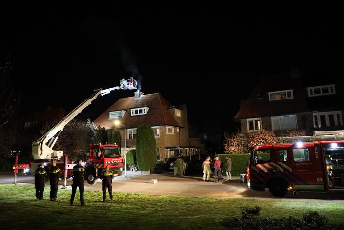 Veel rook door schoorsteenbrand