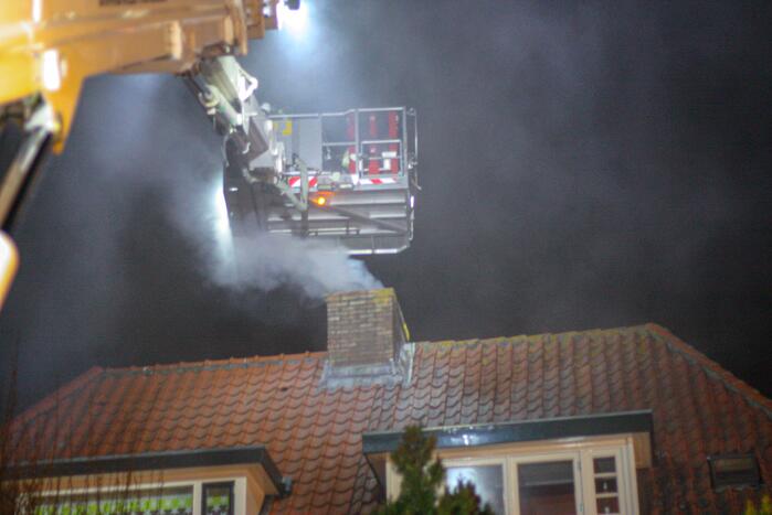 Veel rook door schoorsteenbrand