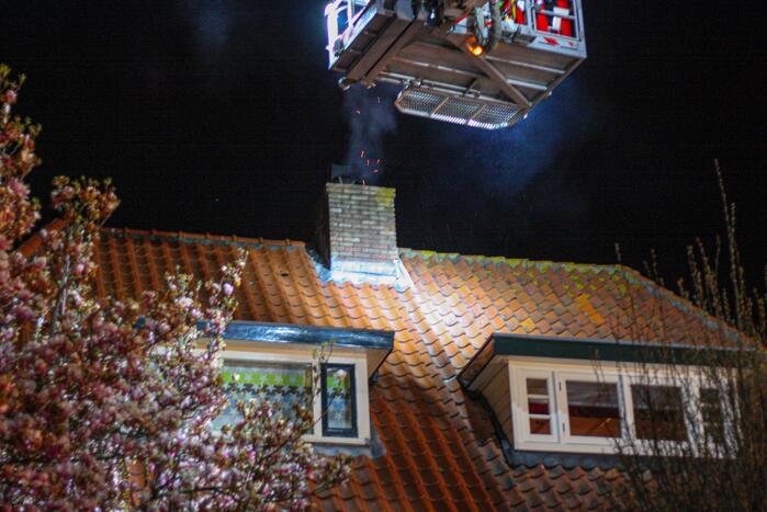 Veel rook door schoorsteenbrand