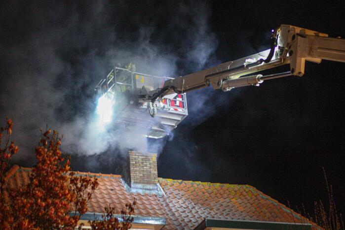 Veel rook door schoorsteenbrand