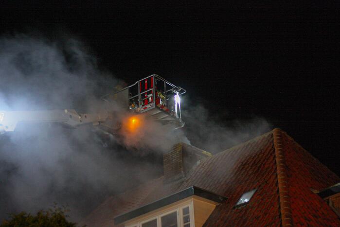 Veel rook door schoorsteenbrand