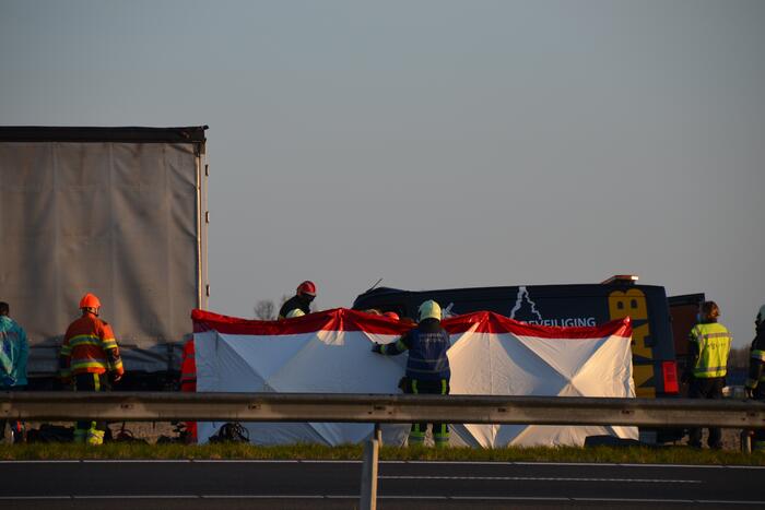 Ernstige aanrijding tussen bestelbus vrachtwagen
