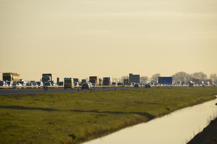 Ernstige aanrijding tussen bestelbus vrachtwagen