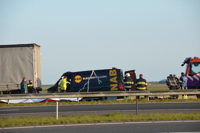 Ernstige aanrijding tussen bestelbus vrachtwagen