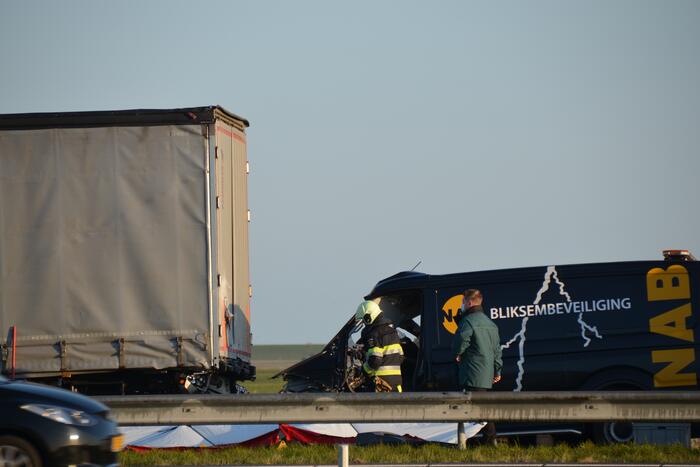 Ernstige aanrijding tussen bestelbus vrachtwagen