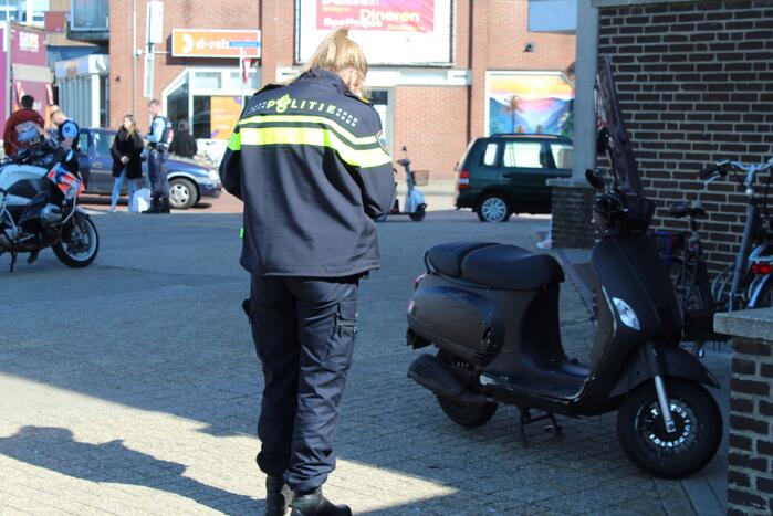 Scooterrijdster gewond bij verkeersongeval