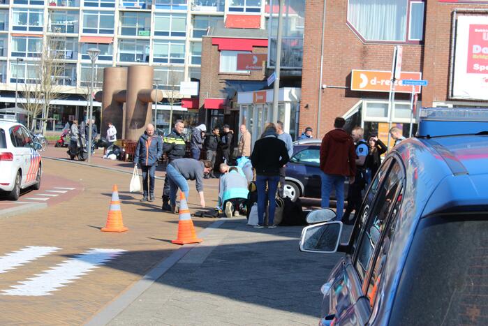 Scooterrijdster gewond bij verkeersongeval