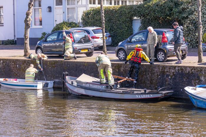 Bootje slaat om in oude stadshaven