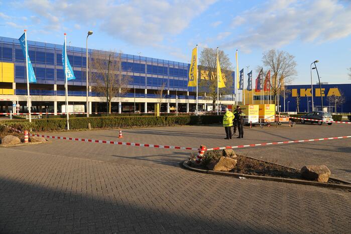 Politie doet onderzoek naar schietpartij op parkeerplaats Praxis