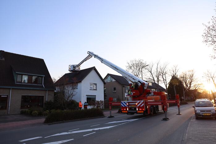 Brandweer en dierenambulance doen poging om vastzittende vogel te bevrijden