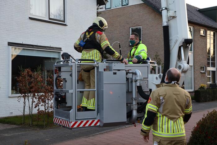 Brandweer en dierenambulance doen poging om vastzittende vogel te bevrijden
