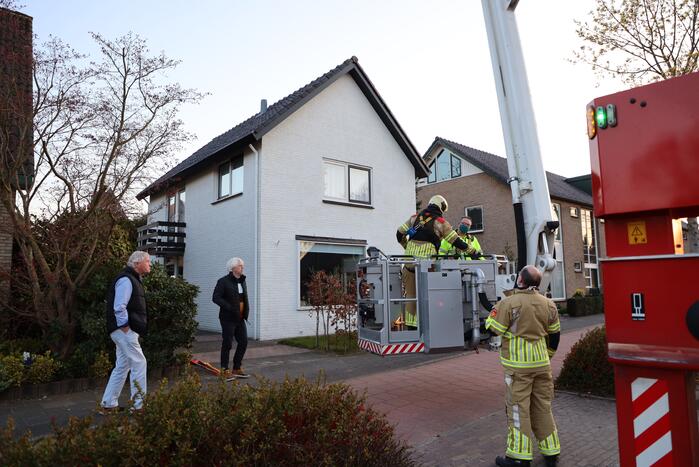 Brandweer en dierenambulance doen poging om vastzittende vogel te bevrijden
