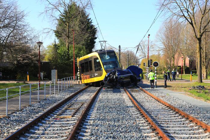Tram ontspoord na botsing met auto