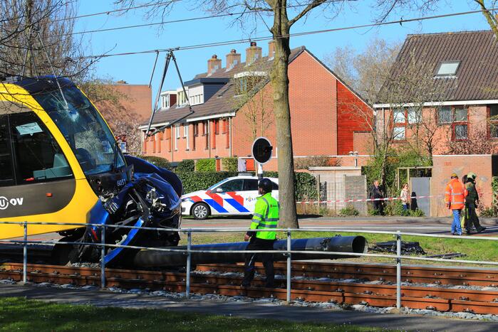 Tram ontspoord na botsing met auto