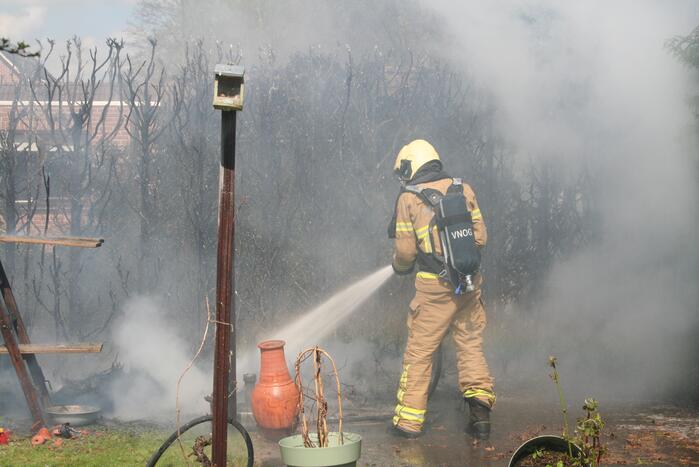 Heg vliegt in brand tijdens onkruid branden