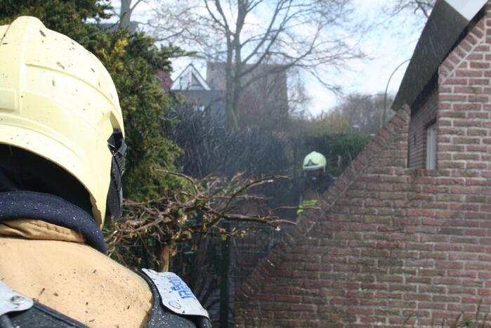 Heg vliegt in brand tijdens onkruid branden