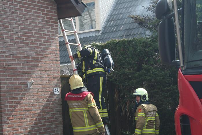 Heg vliegt in brand tijdens onkruid branden
