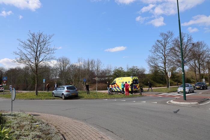 Mountainbiker geschept door auto