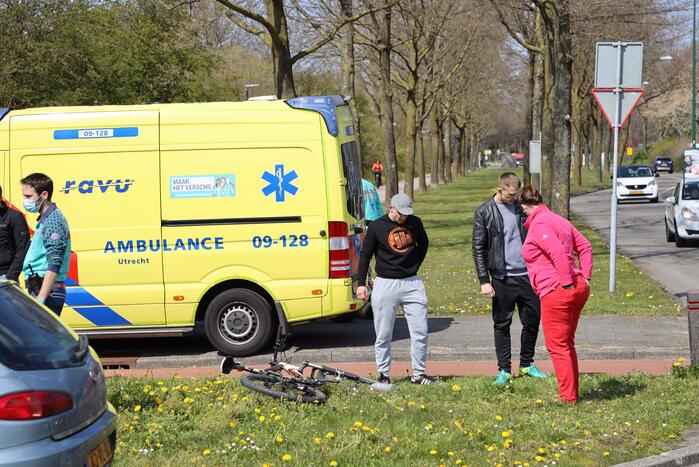 Mountainbiker geschept door auto