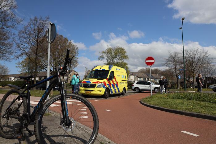 Mountainbiker geschept door auto