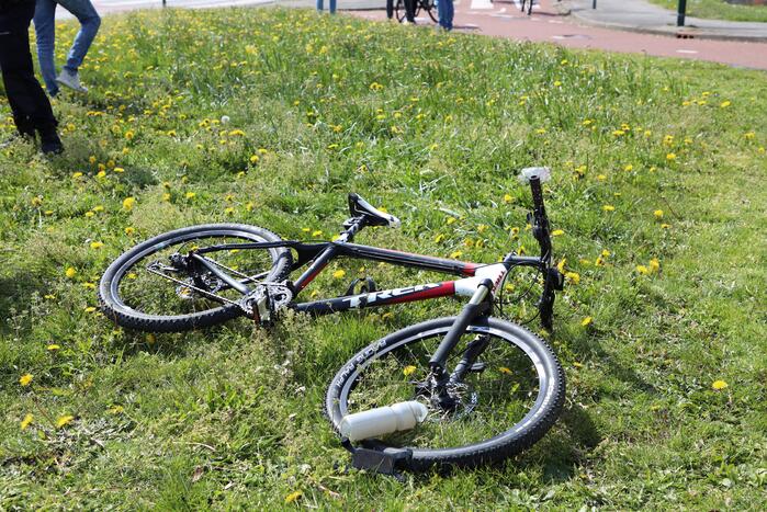 Mountainbiker geschept door auto