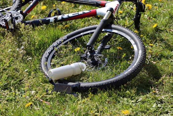 Mountainbiker geschept door auto