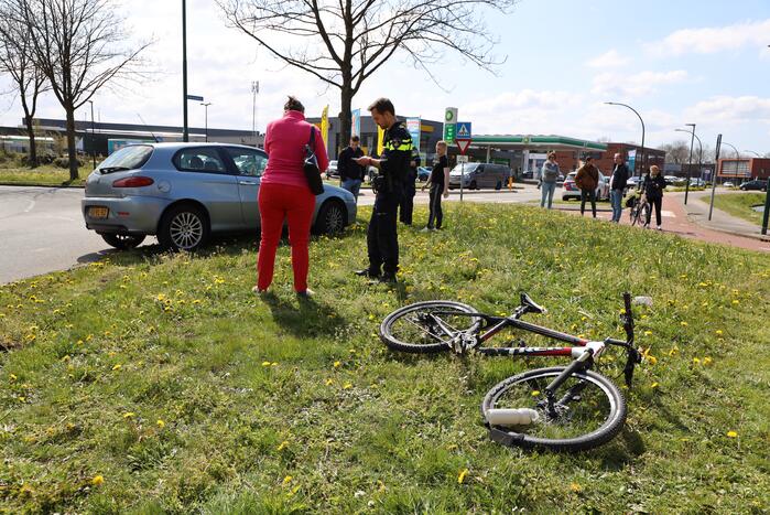 Mountainbiker geschept door auto