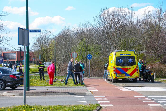 Mountainbiker geschept door auto