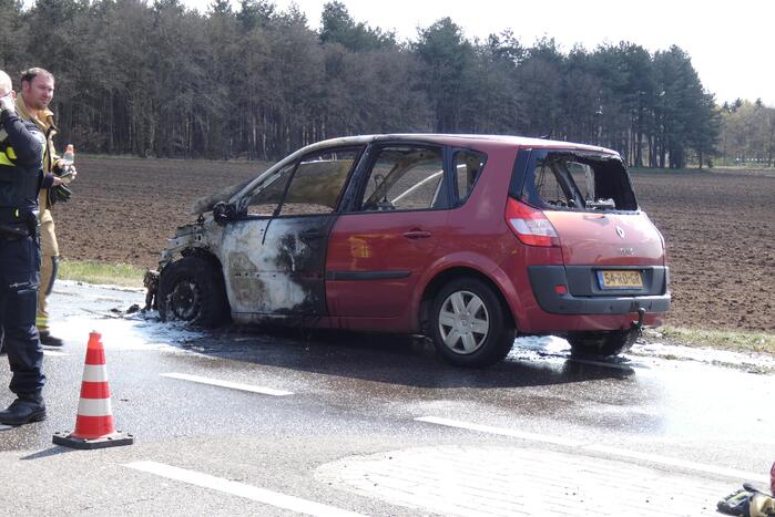 Auto verwoest door brand