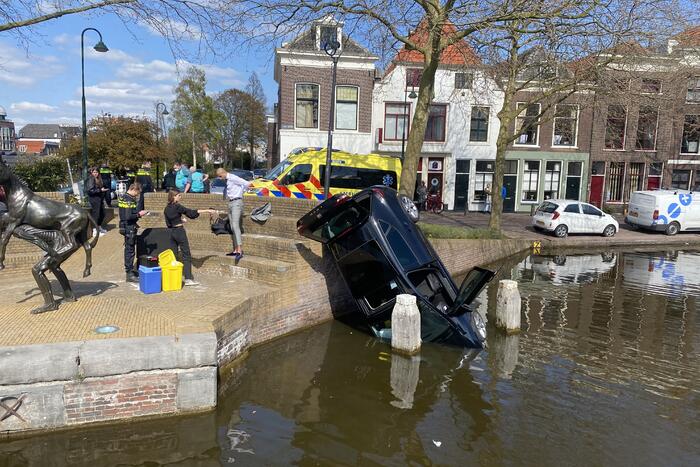 Personenauto belandt in water